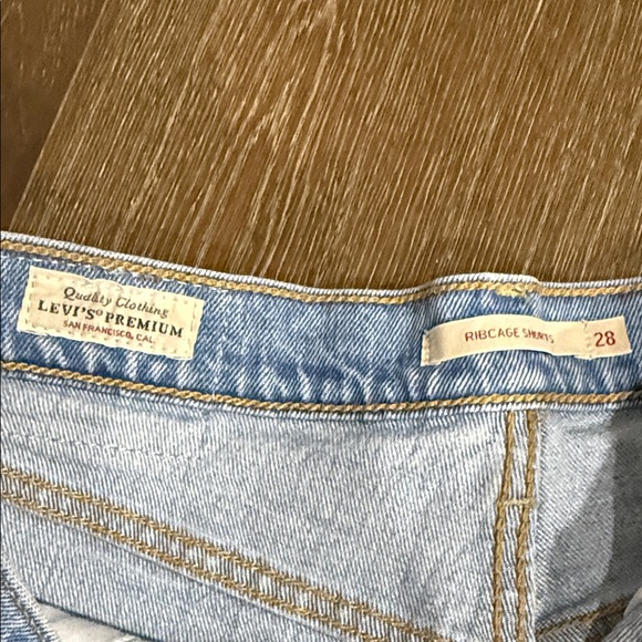 Levi's Light Blue Wash Ribcage Jean Shorts with Distressed Details Size 28 - Picture 2 of 4